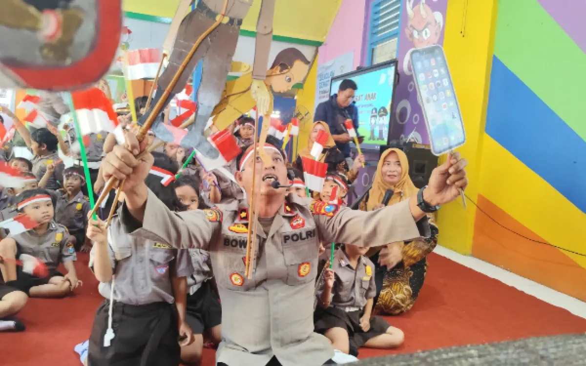 Polisi di Kediri Edukasi Anak soal Bahaya Gadget Lewat Wayang Karton Jelang Hari Kebangkitan Nasional