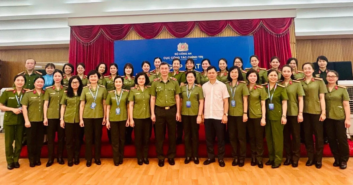 Polisi Wanita Kementerian Keamanan Publik Vietnam Bersiap Hadiri Kongres Nasional Perwakilan Perempuan ke-14