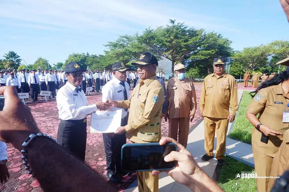 Gubernur Papua Barat Serahkan SK 297 CPNS dan 1.002 PPPK, Tekankan Keadilan dan Transparansi