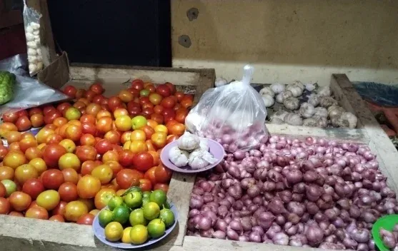 Harga Bawang Merah, Bawang Putih, dan Tomat di Pasar Melonguane Masih Stabil