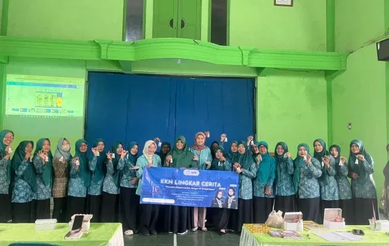 Tim KKN UNS dan PKK Purwoasri Latih Warga Membuat Kamper Alami dari Bahan Dapur
