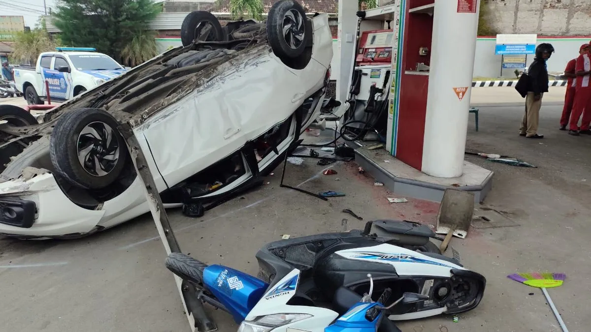 Klarifikasi Foto Mobil Putih Terbalik di SPBU Pertamina: Bukan karena Pengemudi Belajar Menyetir