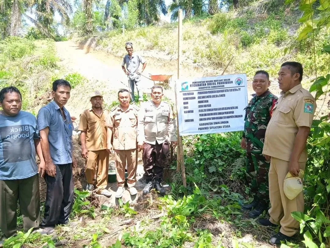 Babinsa dan Bhabinkamtibmas Pantau Pembangunan Parit 100 Meter di Marihat Dolok