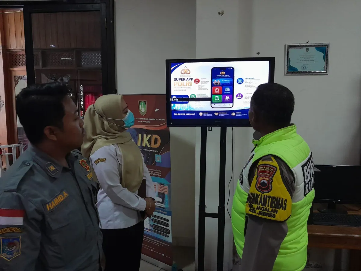 Bhabinkamtibmas Jagalan Sosialisasikan Super APP Polri Lewat Media Center Kantor Kelurahan