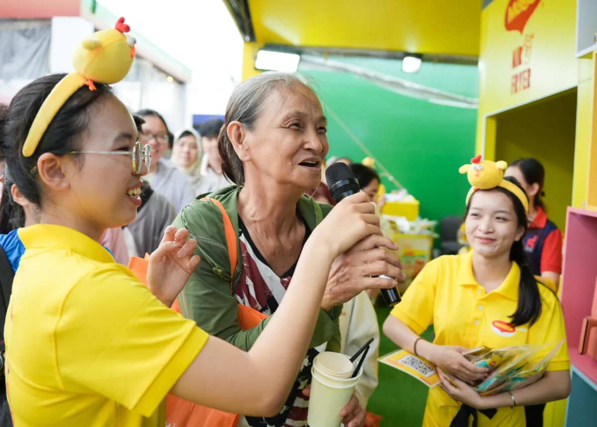 Antrean Panjang Warnai Festival Kuliner di Taman Tepi Sungai Saigon, Ho Chi Minh