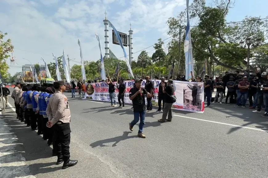 Puluhan Warga di Lamongan Demo Tata Kelola dan Transparansi Program Makan Bergizi Gratis