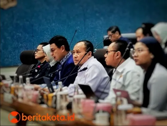 Komisi VII DPR Soroti Keterbukaan Informasi BPOM dan BPKN di Tengah Kampanye Negatif AMDK