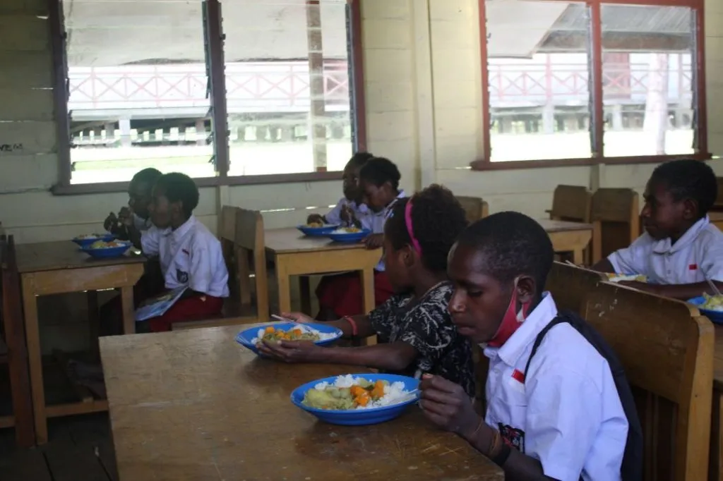 Ketua TP-PKK Tolikara Dorong Perbaikan Gizi Anak Lewat Program Sarapan Sehat di Sejumlah Sekolah