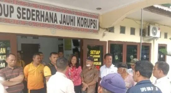 Warga Komplek BP7 Tebing Tinggi Antar Saksi Dugaan Prostitusi Online MiChat ke Polsek Rambutan