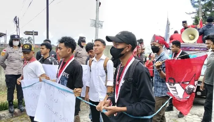 GMNI dan GRD Demo Inspektorat Manggarai, Desak Publikasi Audit Proyek Air Bersih di Parlando