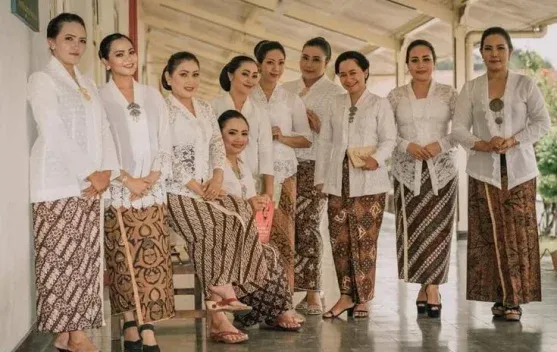 Tren “FYP in Kebaya” Viral di TikTok, Anak Muda Ramai Kenakan Busana Tradisional