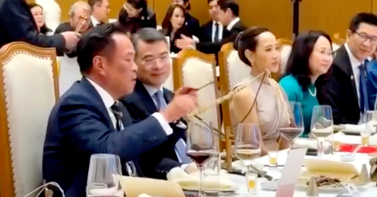 PM Thailand Anutin Charnvirakul Coba Mainkan T’rưng di Resepsi di Hanoi