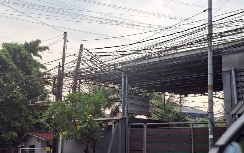 Kabel Internet Menumpuk di Tiang Listrik, PLN Watch Dorong Audit dan Penertiban Berbasis Data
