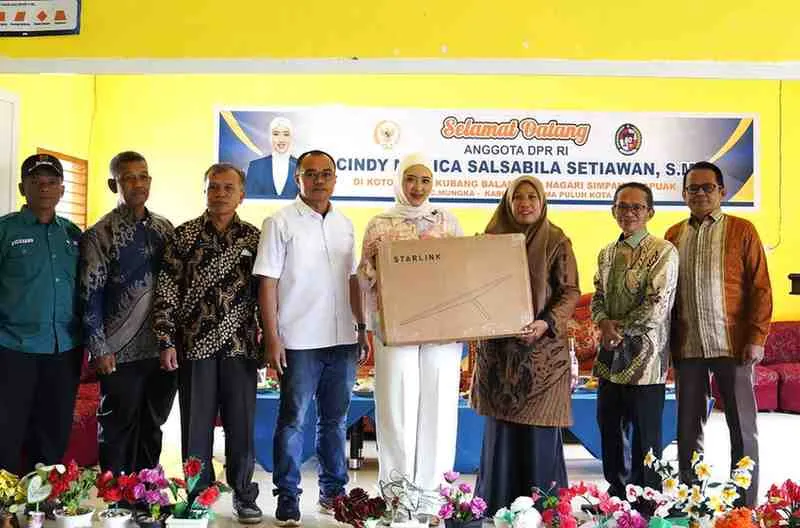 Cindy Monica Salurkan Perangkat Internet untuk SD Terpencil di Lima Puluh Kota, Sumbar