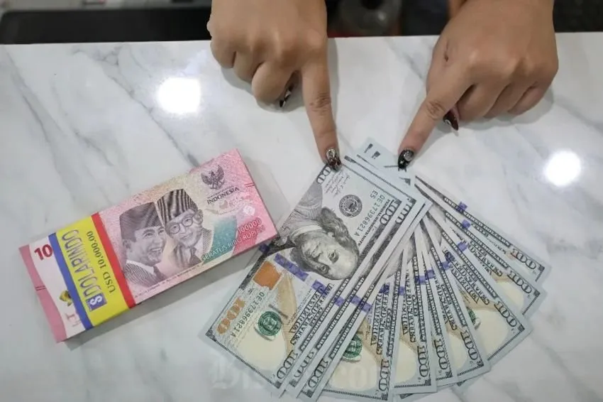 Rupiah Ditutup Melemah ke Rp17.424 per Dolar AS, Ketegangan Timur Tengah Tekan Pasar