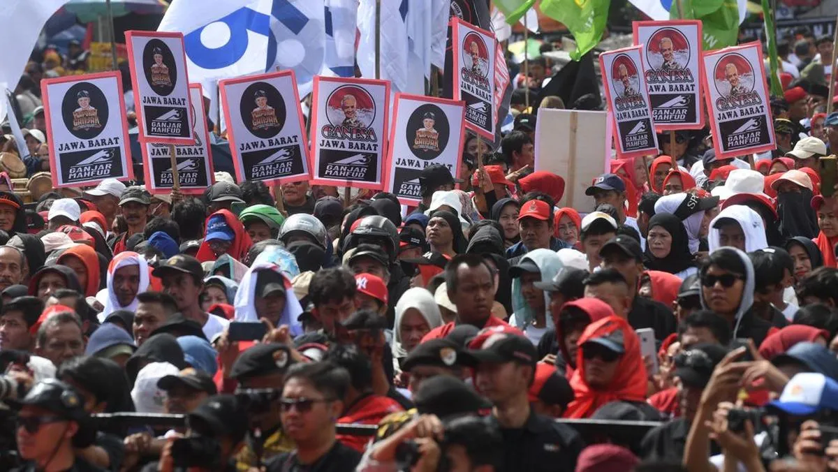 Pendukung Ganjar-Mahfud dan Prabowo-Gibran Saling Adu Yel-yel Jelang Debat Cawapres di JCC