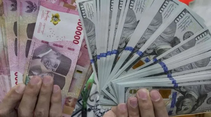 Rupiah Melemah hingga Sentuh Rp17.300 per Dolar AS, Risiko Kenaikan Harga Impor Mengintai