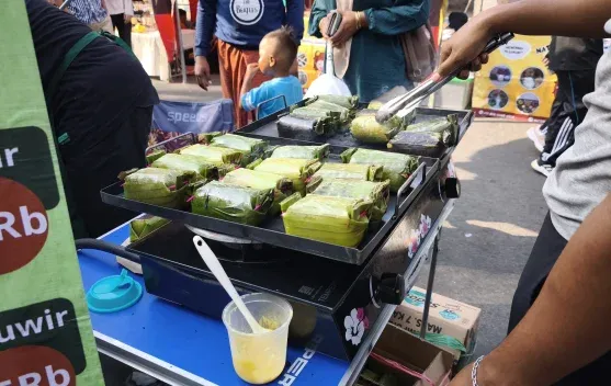 Nasi Bakar dengan Tiga Varian Isian Ramai Diminati di Pasar Minggu Sumenep
