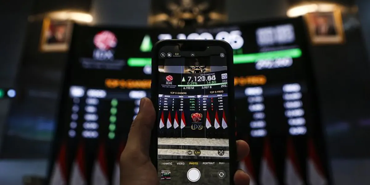 IHSG Ditutup Melemah, Dipengaruhi Sentimen Domestik dan Global