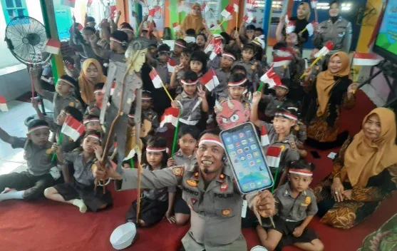 Harkitnas ke-118 di Kediri, Polisi Edukasi Anak Kurangi Gadget lewat Pertunjukan Wayang Karton