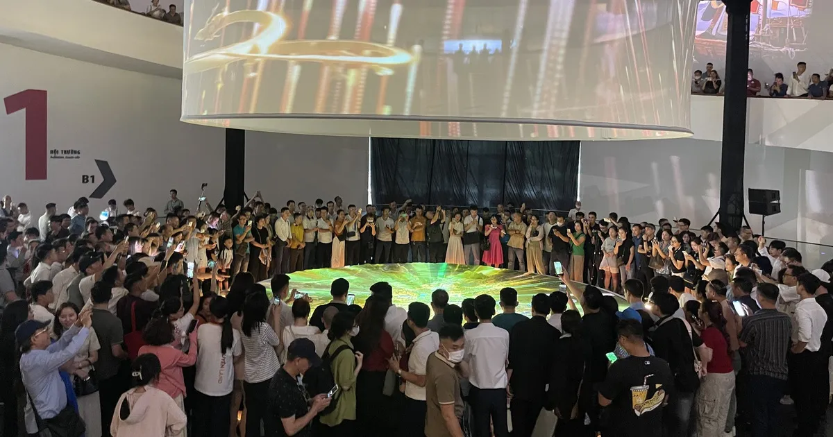 Warga Antre di Museum Hanoi untuk Melihat Rencana Tata Ruang Kota Berbasis Visi 100 Tahun