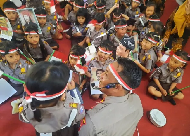 Polsek Kediri Kota Gelar Polisi Sahabat Anak, Edukasi Bahaya Gadget lewat Dongeng Wayang Kartun