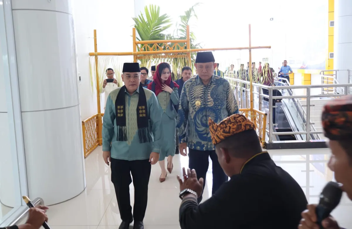 Wamen ATR/BPN Ossy Dermawan Disambut Adat Mopotilolo Saat Tiba di Gorontalo