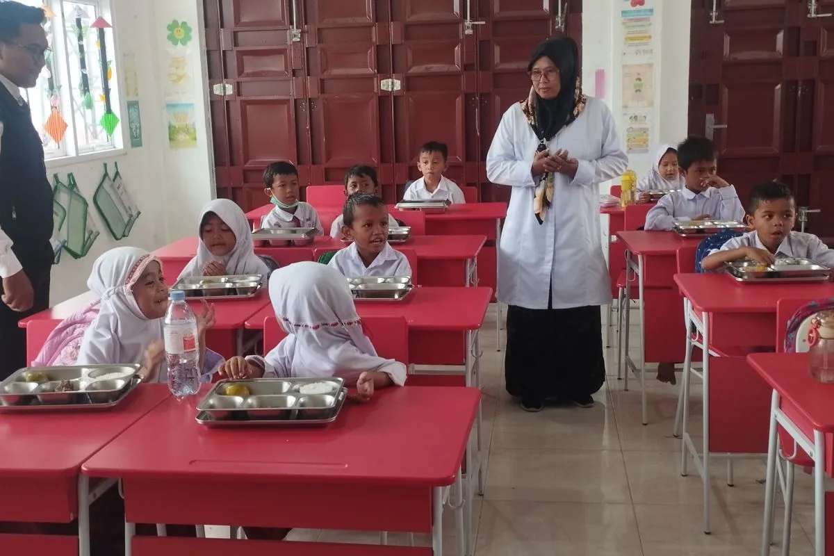 SPPG Mahudun di Dumai Salurkan Menu Olahan Daging dalam Program Makan Bergizi Gratis ke 2.430 Siswa