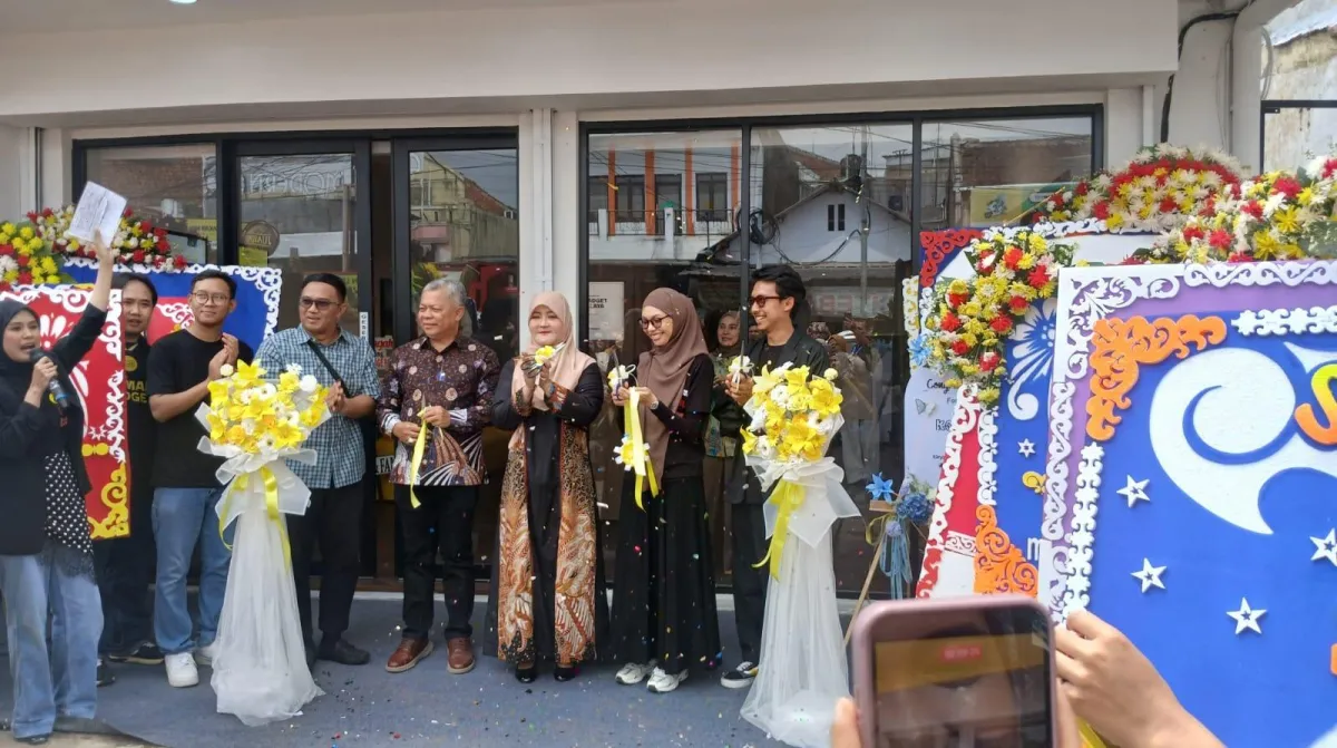 Istri Plh Wali Kota Tasikmalaya Resmikan Gerai Kamar Gadget saat Suami Sakit