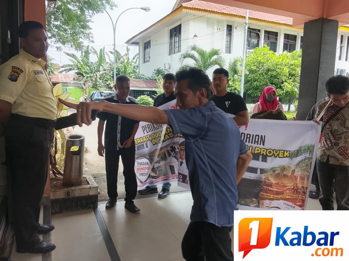 Aksi Unjuk Rasa KAMAK di Kantor Dinas Perkimcikataru Medan Sempat Memanas dan Nyaris Ricuh