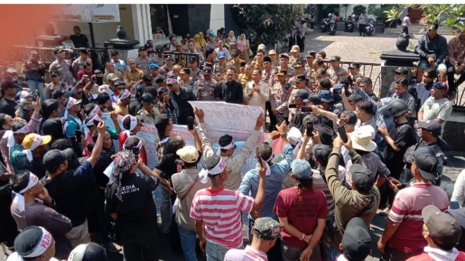 Pasca OTT Bupati, Massa GEMPAR Demo ke DPRD Tulungagung Tuntut Transparansi Pokir dan Klarifikasi Bantuan Aspal