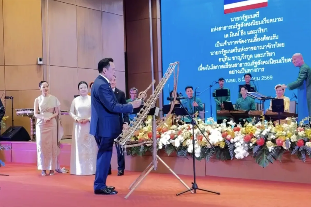 PM Thailand Bermain Alat Musik T’rưng Bersama Seniman Vietnam
