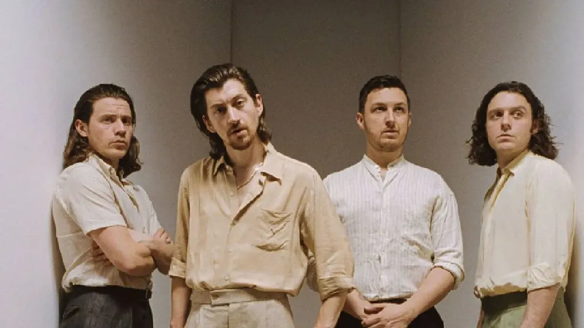 Makna Lagu "R U Mine?" Arctic Monkeys: Ketidakpastian, Hasrat, dan Pencarian Kepastian dalam Hubungan