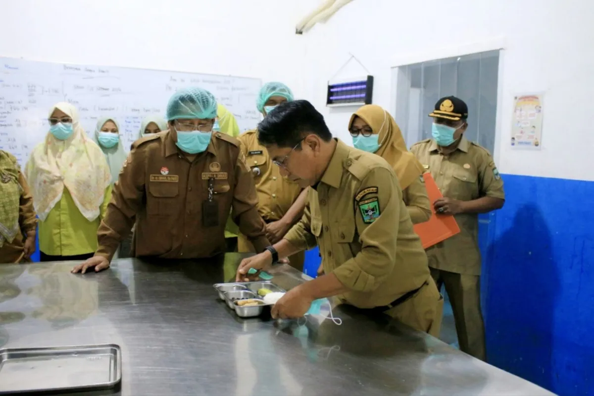 Bupati Padangpariaman Sidak Tiga Dapur SPPG, Soroti Higiene dan Pengelolaan Limbah