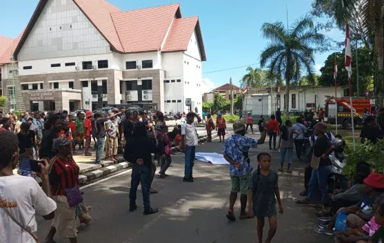 Ratusan Mama-Mama Papua Duduki Kantor Gubernur Papua Barat Daya, Tuntut Transparansi Dana Otsus