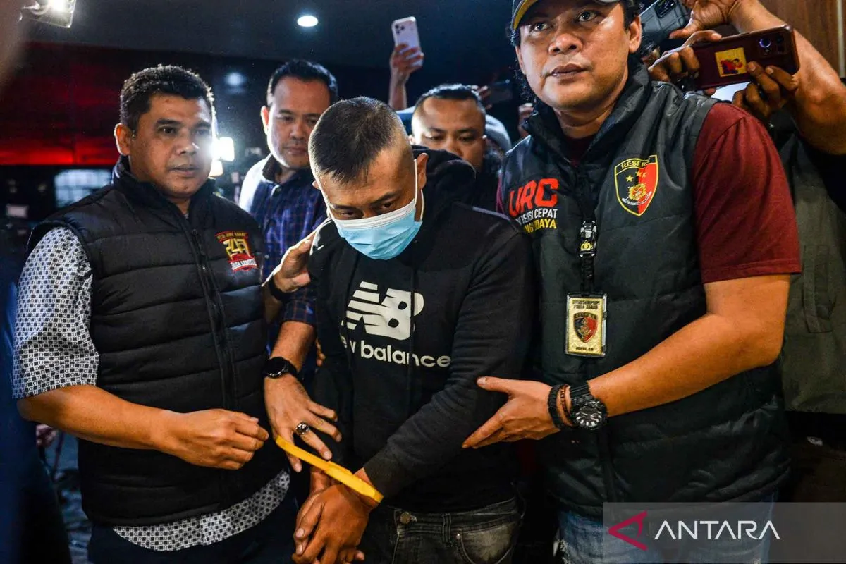 Cek Fakta: Unggahan Foto Tersangka Bernama Taufik Hidayat di Kantor Polisi