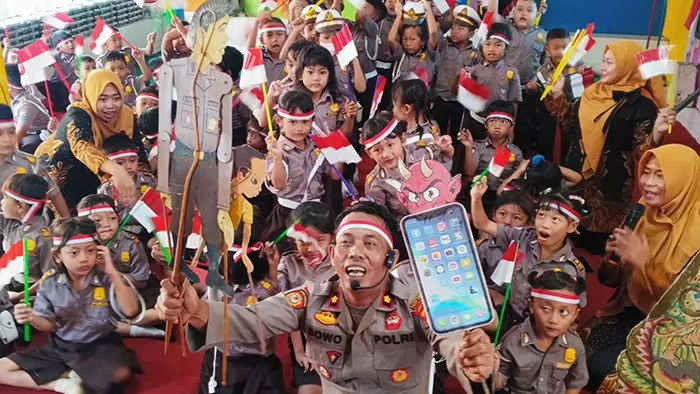 Polsek Kediri Kota Edukasi Bahaya Penggunaan Gadget Berlebihan Lewat Wayang Karton
