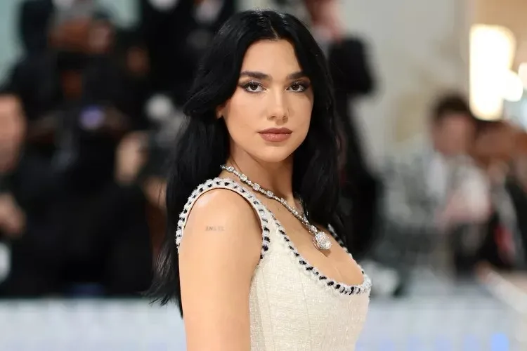 Dua Lipa Gugat Samsung US$15 Juta atas Dugaan Penggunaan Foto Tanpa Izin di Kemasan TV