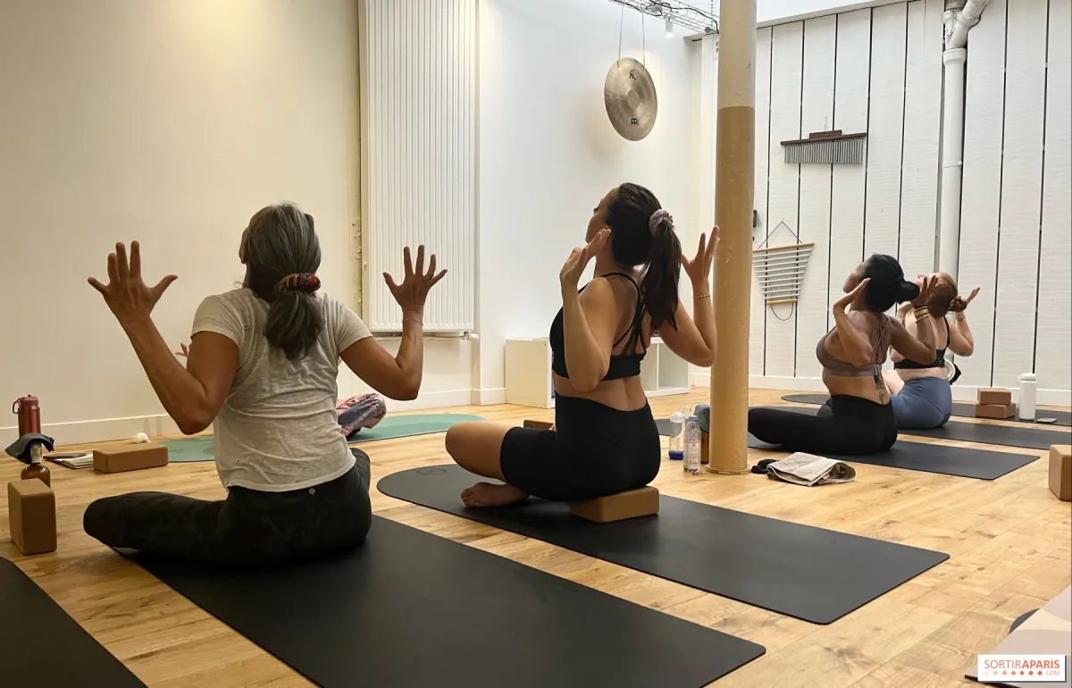 Yoga vinyasa di atap kebun kota Paris dipadukan dengan musik live berlatar Sacré-Cœur