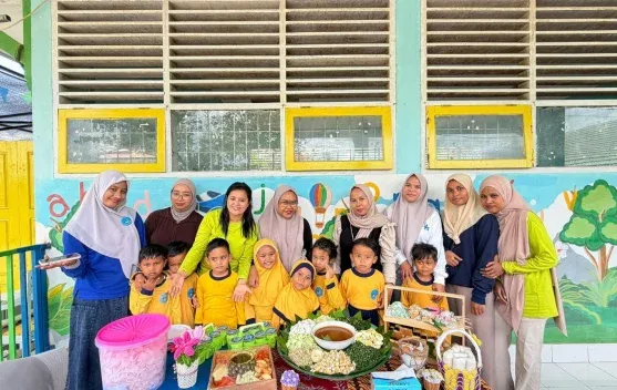 Siswa PAUD King Abdul Azis Kendari Praktik Memasak Makanan Tradisional Bersama Orang Tua