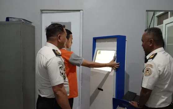 Rutan Kelas IIA Ambon Pantau Layanan Self Service untuk Perkuat Transparansi Informasi Warga Binaan