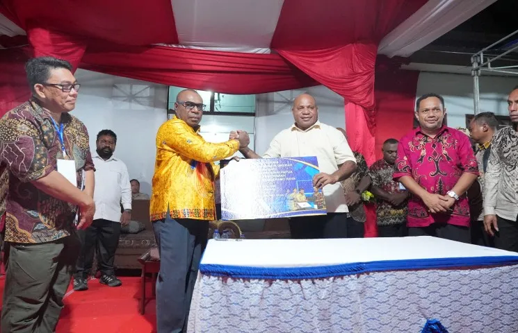 Pemprov Papua Serahkan 24 Perangkat Internet Satelit dan Panel Surya untuk Pelayanan Publik di Mamberamo Raya
