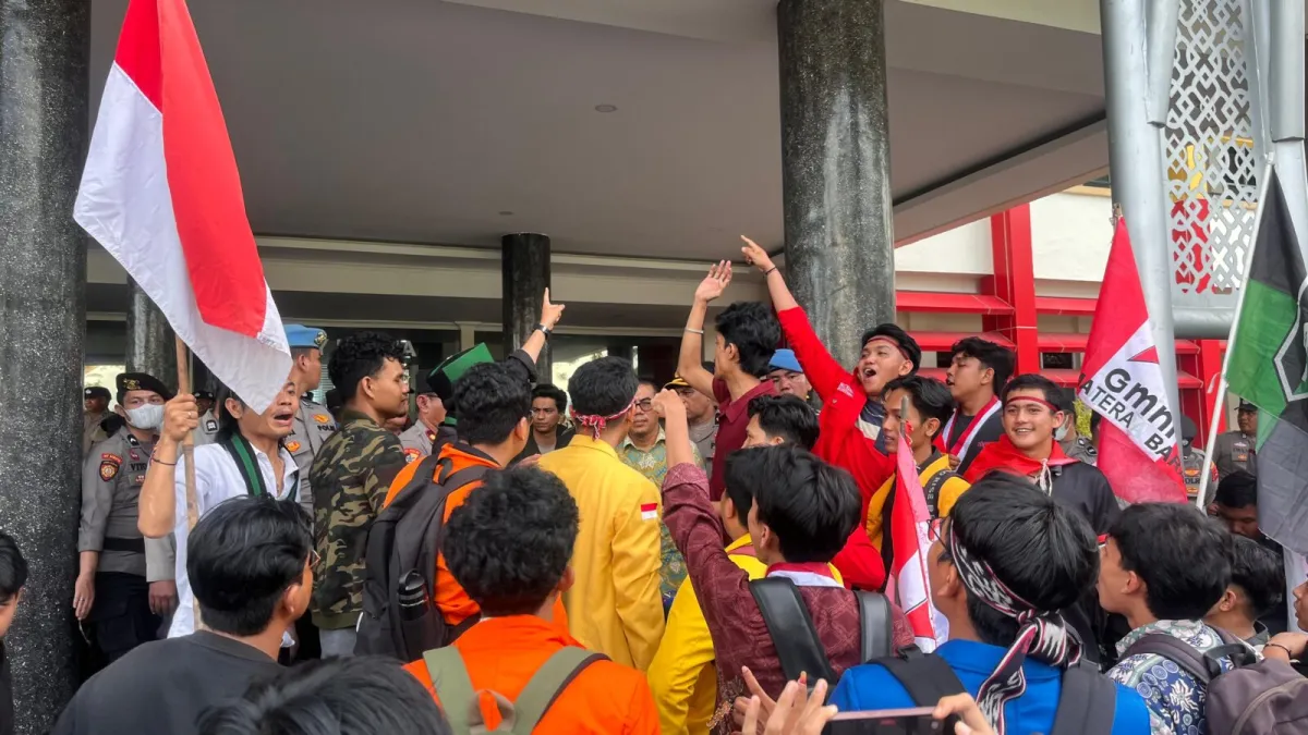Aksi Jilid II Mahasiswa di Kantor Gubernur Sumbar: Desak Transparansi APBD hingga Soroti Harga BBM