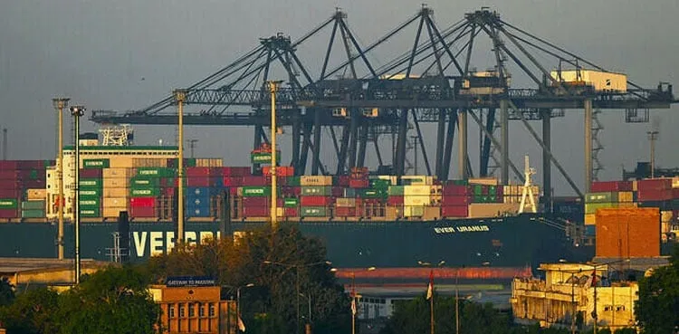 Pakistan Buka Enam Jalur Transit Darat ke Iran di Tengah Tersendatnya Pengiriman via Selat Hormuz