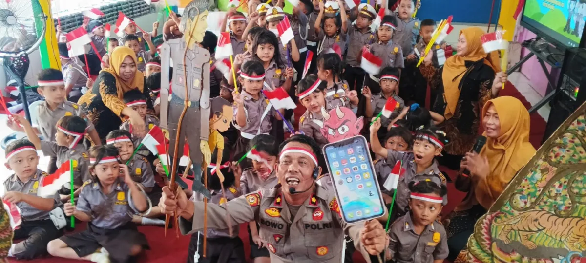 Polsek Kediri Kota Manfaatkan Harkitnas 2026 untuk Edukasi Bahaya Gadget pada Anak lewat Wayang Karton