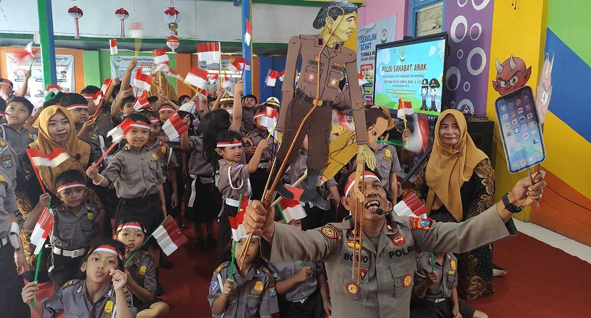 Polsek Kediri Kota Edukasi Siswa TK soal Dampak Gadget Berlebihan lewat Wayang Kartun saat Harkitnas