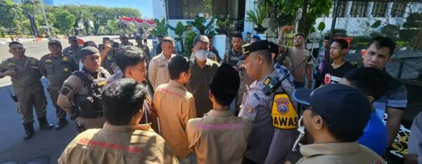 Gempar Jatim Gelar Aksi di DLH dan Balai Kota Surabaya, Tuntut Transparansi Pengadaan Pompa Air