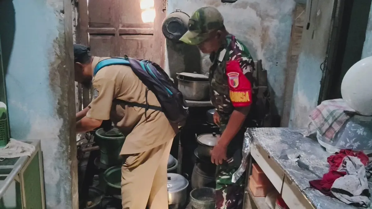 Babinsa Tembelang Dampingi Puskesmas Periksa Gizi dan Kebersihan Masakan Warga