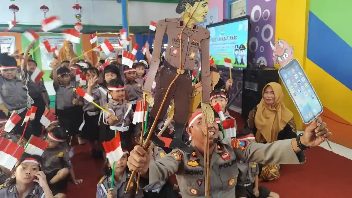 Polisi di Kediri Gunakan Wayang Karton untuk Edukasi Bahaya Gadget Berlebihan pada Anak