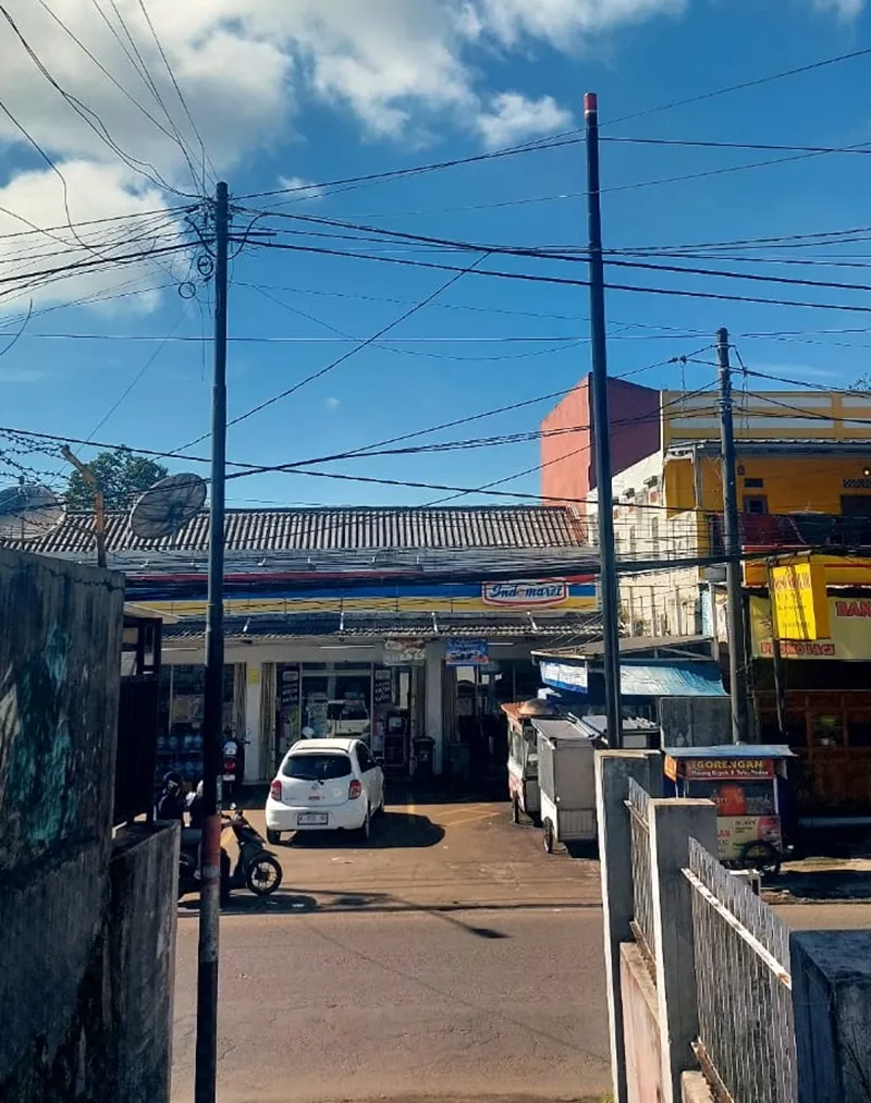 Warga RW 06 Karaton Pandeglang Keluhkan Tiang Internet Diduga Dipasang Tanpa Izin di Lahan Pribadi